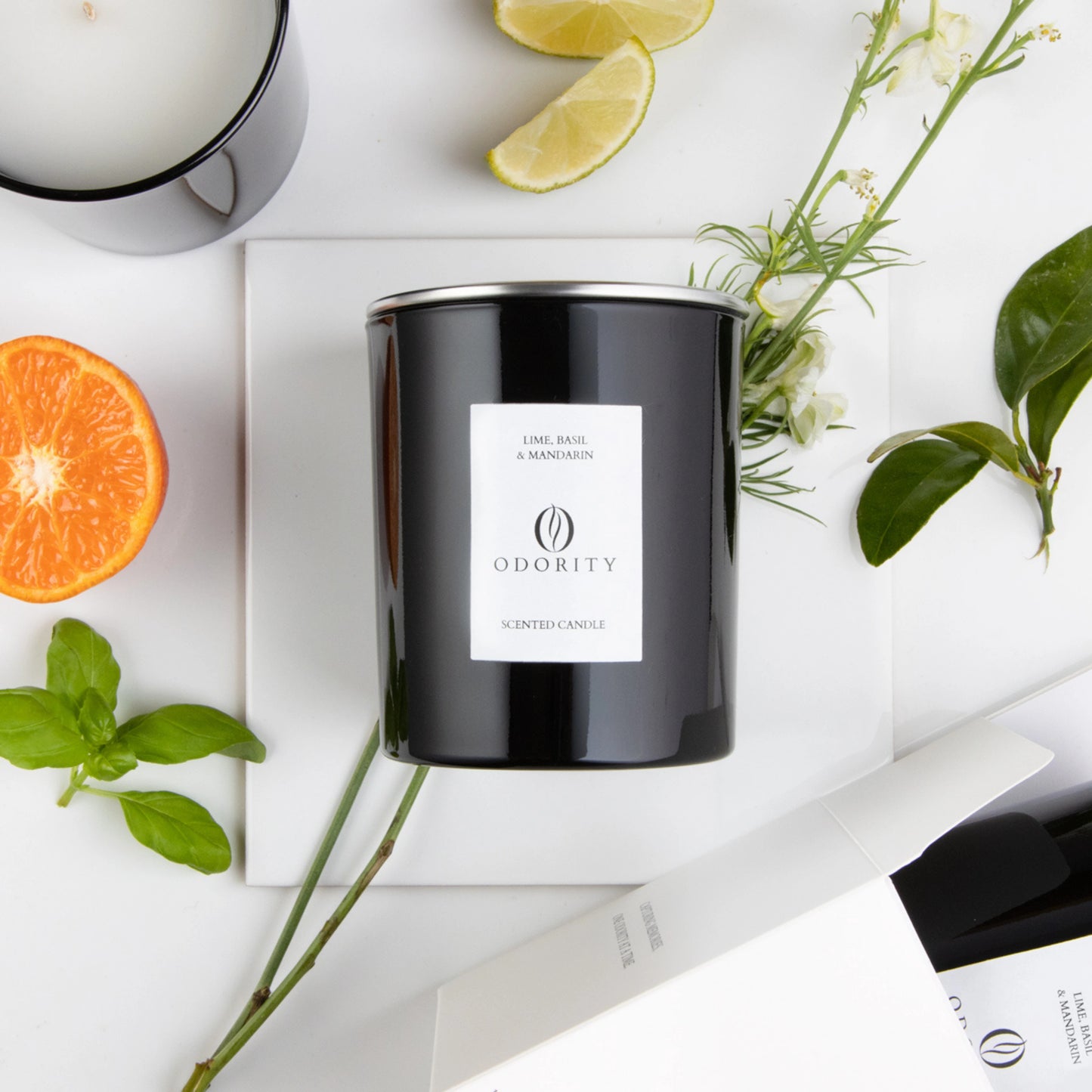 Lime, Basil & Mandarin Duftkerze in schwarz aus natürlichem Rapswachs – frischer, zitrusbetonter Duft, vegan, rußfrei, 50 Stunden Brenndauer.