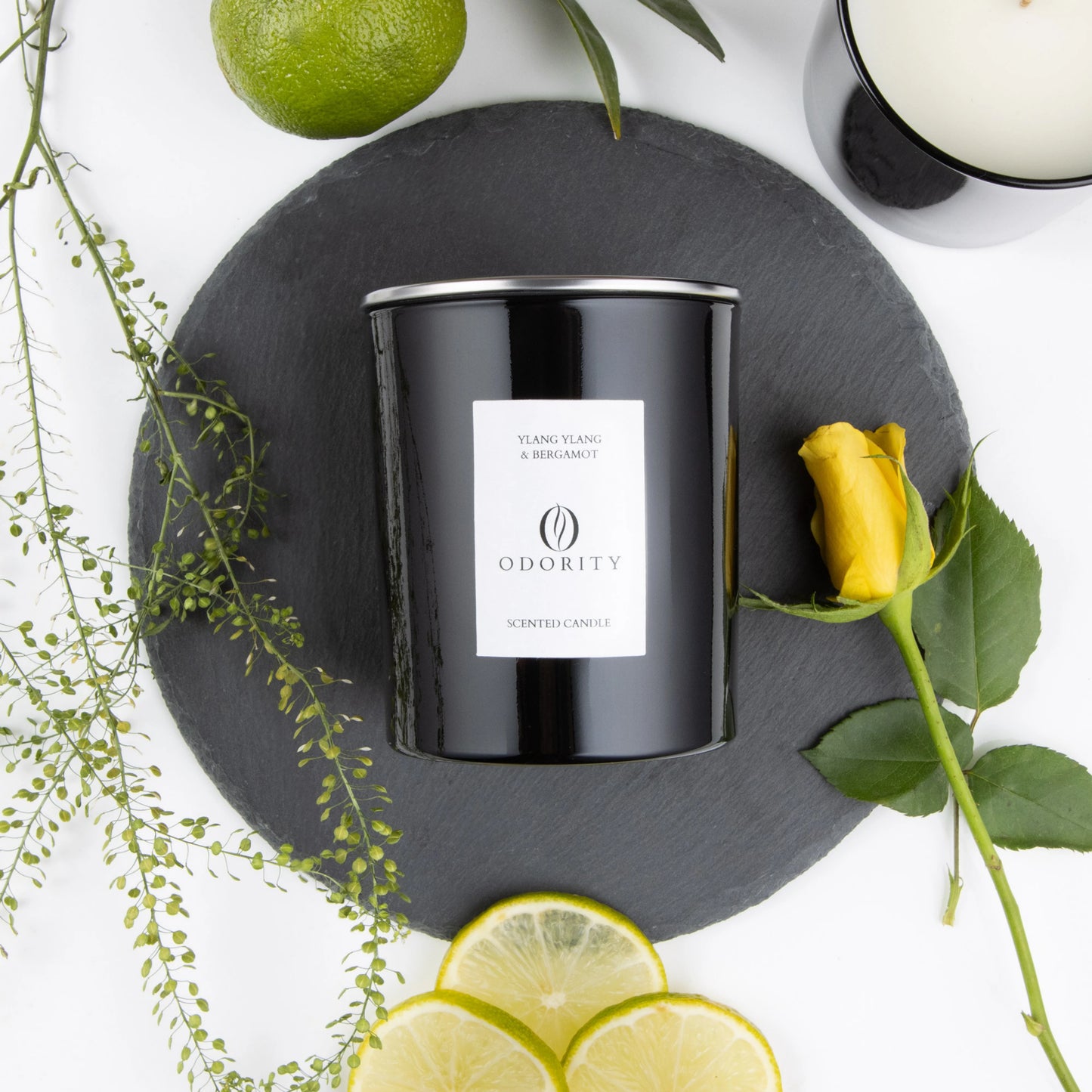 Handgefertigte Ylang Ylang & Bergamotte Duftkerze aus natürlichem Rapswachs im schwarzen edlem Design, vegan und rußfrei, 50 Stunden Brenndauer.