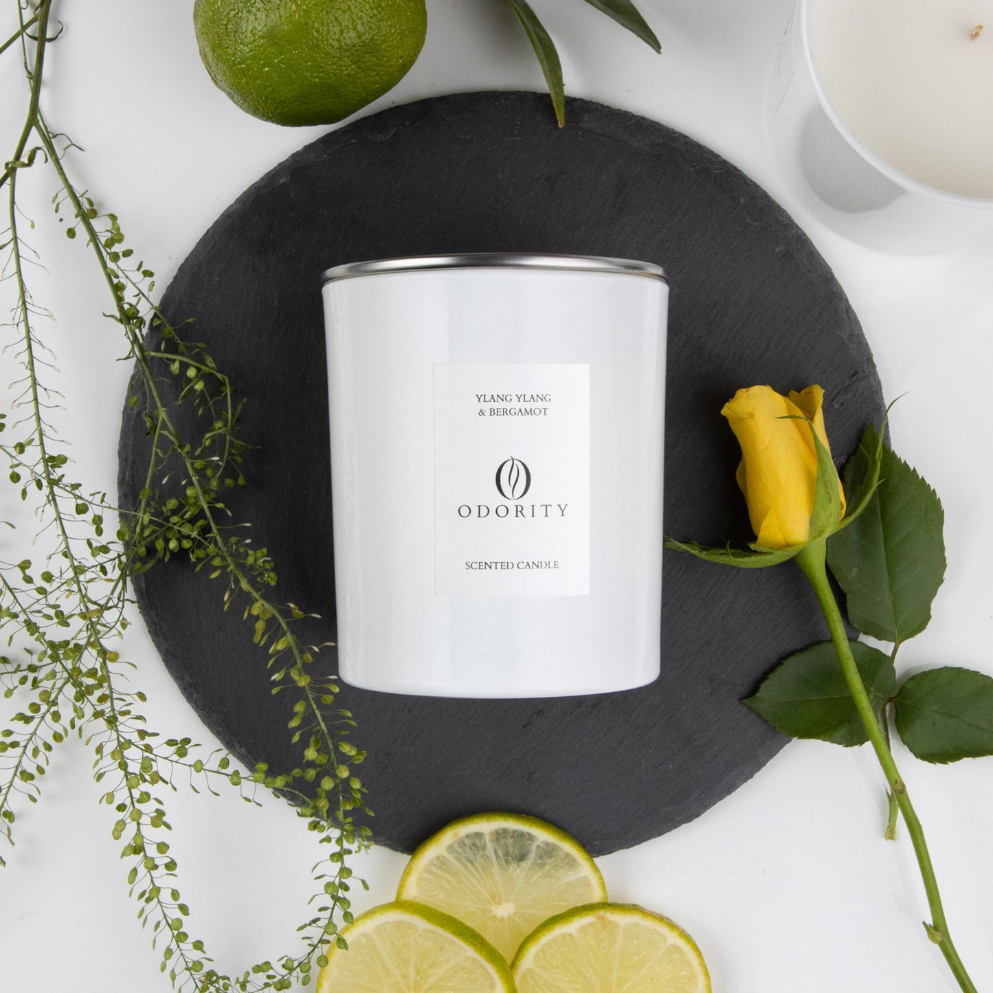 Handgefertigte Ylang Ylang & Bergamotte Duftkerze aus natürlichem Rapswachs im weißem edlem Design, vegan und rußfrei, 50 Stunden Brenndauer.