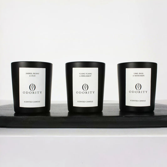 ODORITY Probier-Set mit drei veganen Luxus-Duftkerzen (Amber, Ylang Ylang, Lime) in edler Geschenkbox. Natürlicher Rapswachs, Baumwoll-Leinen-Docht und minimalistisches Design für Entspannung zuhause oder als stilvolles Mitbringsel.