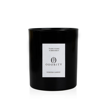 Handgefertigte Ylang Ylang & Bergamotte Duftkerze aus natürlichem Rapswachs im schwarzem edlem Design, vegan und rußfrei, 50 Stunden Brenndauer.