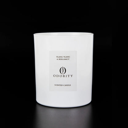 Handgefertigte Ylang Ylang & Bergamotte Duftkerze aus natürlichem Rapswachs im weißem edlem Design, vegan und rußfrei, 50 Stunden Brenndauer.