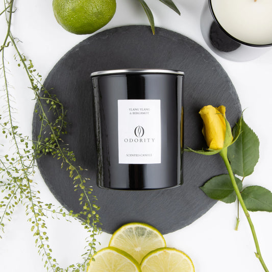 Handgefertigte Ylang Ylang & Bergamotte Duftkerze aus natürlichem Rapswachs im schwarzen edlem Design, vegan und rußfrei, 50 Stunden Brenndauer.